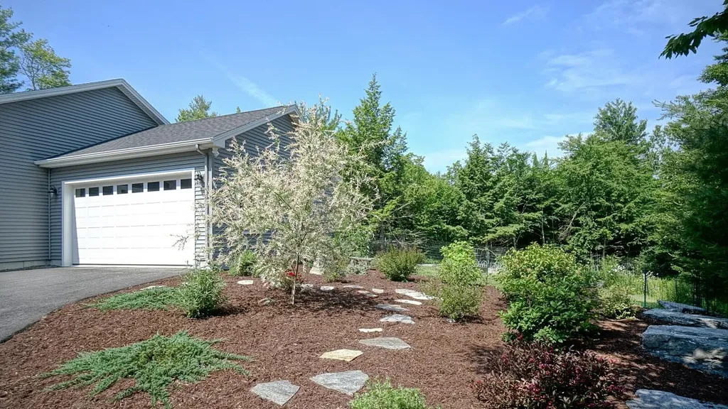 33 Whitney Way Raymond ME 04071
