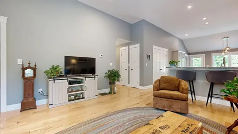 33 Whitney Way Raymond ME 04071