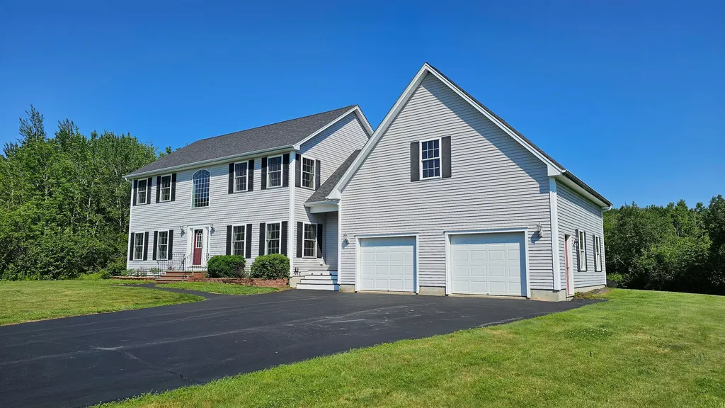 82 Chestnut Trail Bangor ME 04401