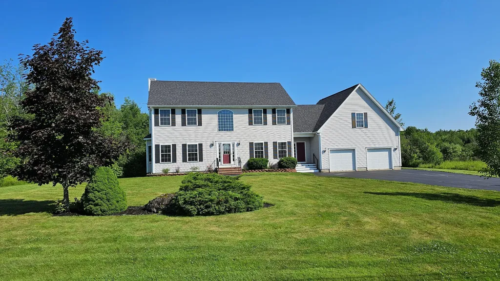 82 Chestnut Trail Bangor ME 04401