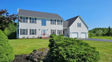 82 Chestnut Trail Bangor ME 04401