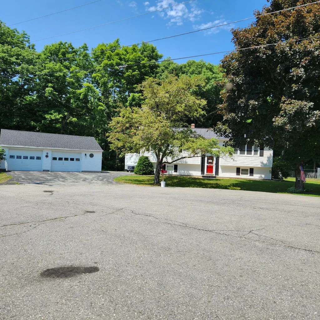 17 Rolfe Circle Gardiner ME 04345