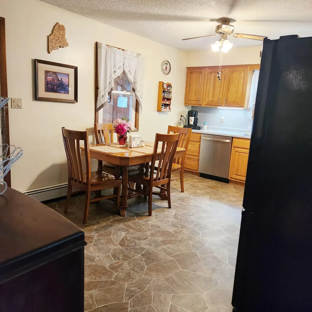 17 Rolfe Circle Gardiner ME 04345
