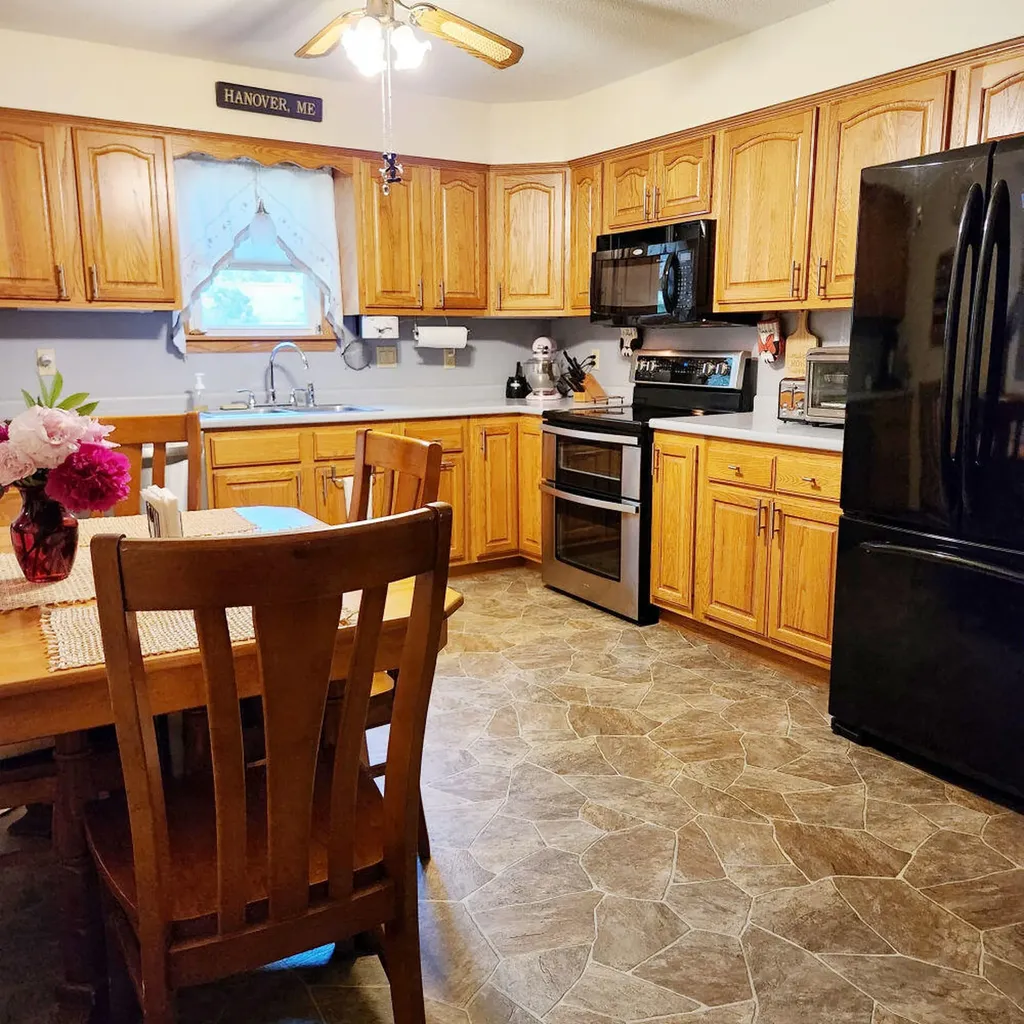17 Rolfe Circle Gardiner ME 04345