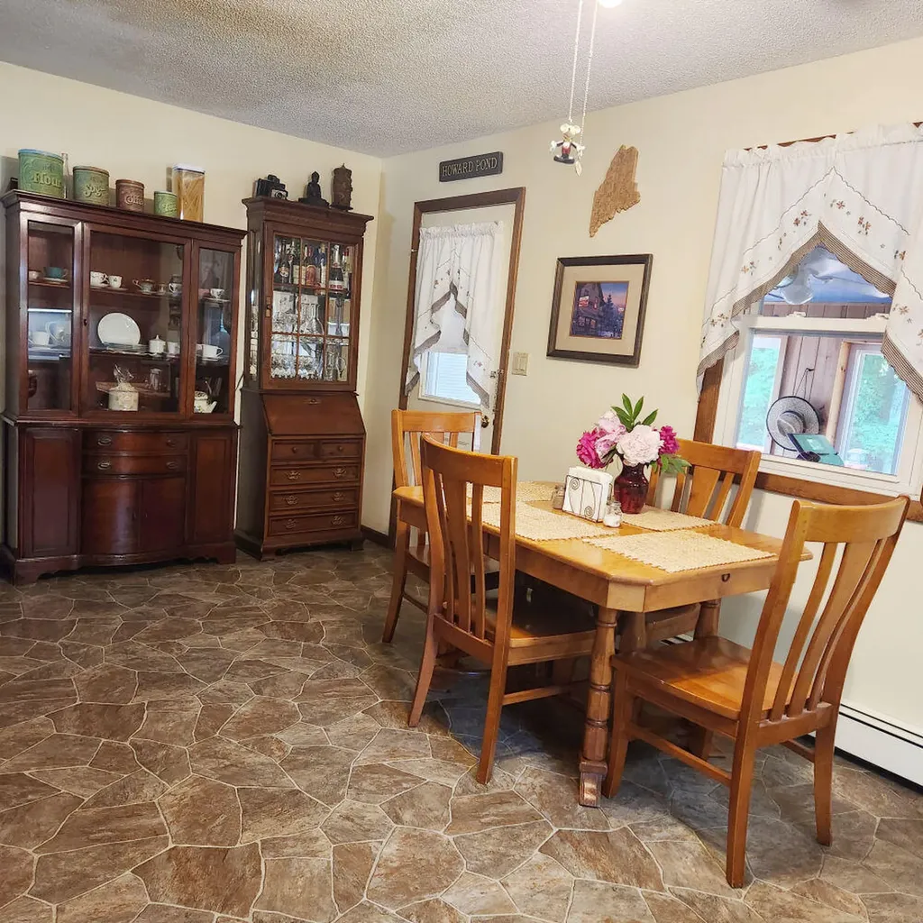 17 Rolfe Circle Gardiner ME 04345