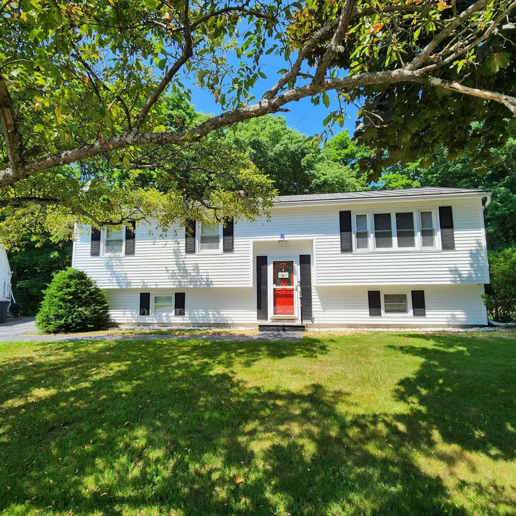 17 Rolfe Circle Gardiner ME 04345