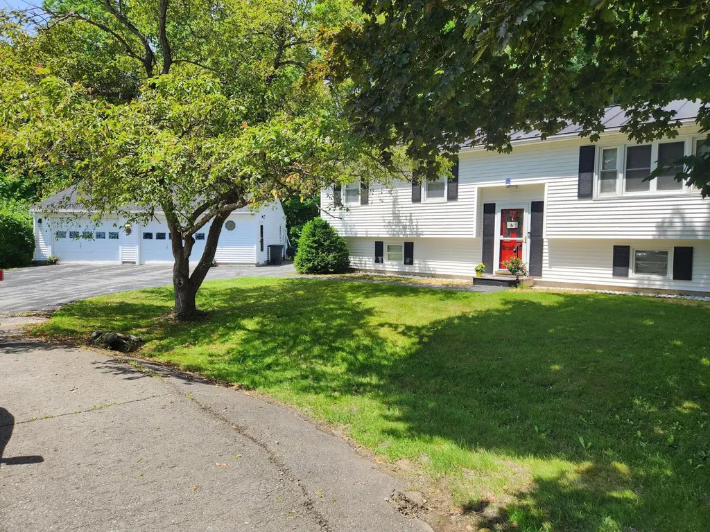 17 Rolfe Circle Gardiner ME 04345