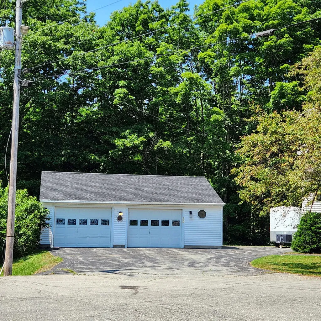 17 Rolfe Circle Gardiner ME 04345