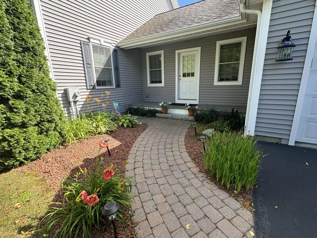 31 Pinnacle Drive Auburn ME 04210