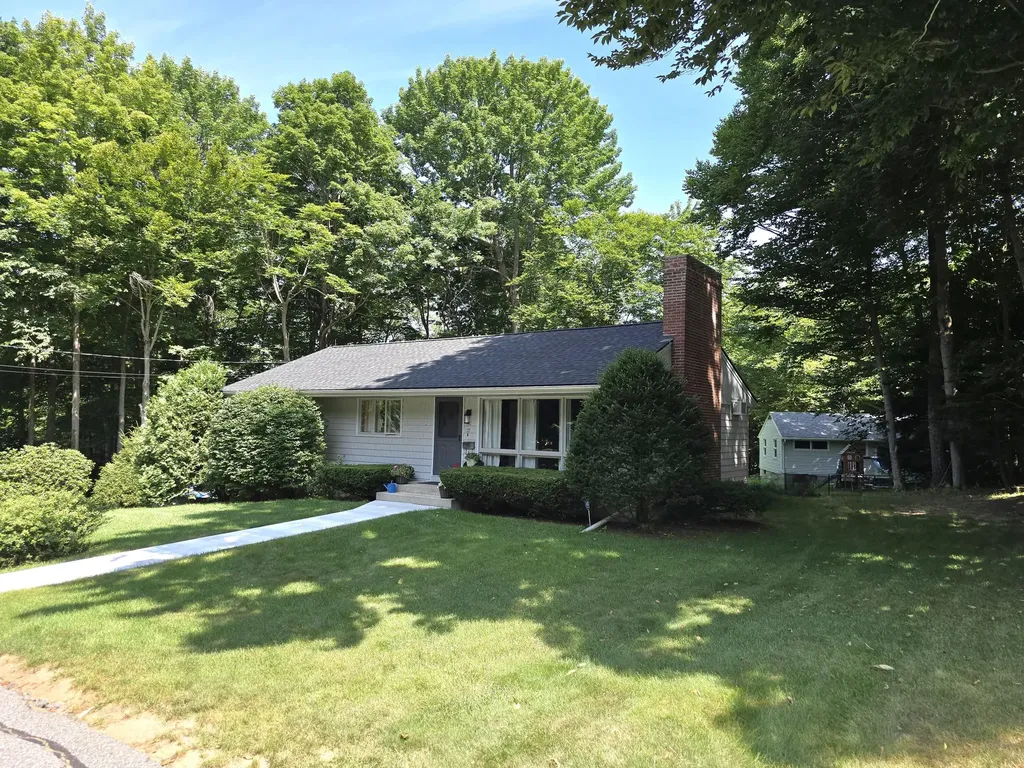 17 Dale Street Farmingdale ME 04344