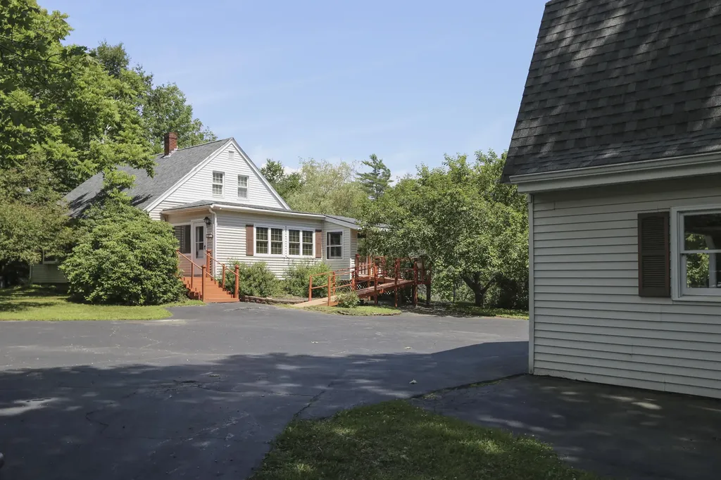 16 W Side Drive Verona Island ME 04416