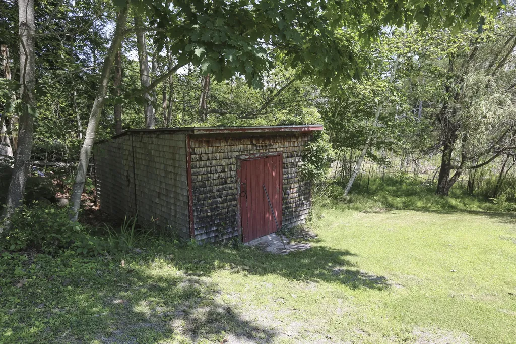 16 W Side Drive Verona Island ME 04416
