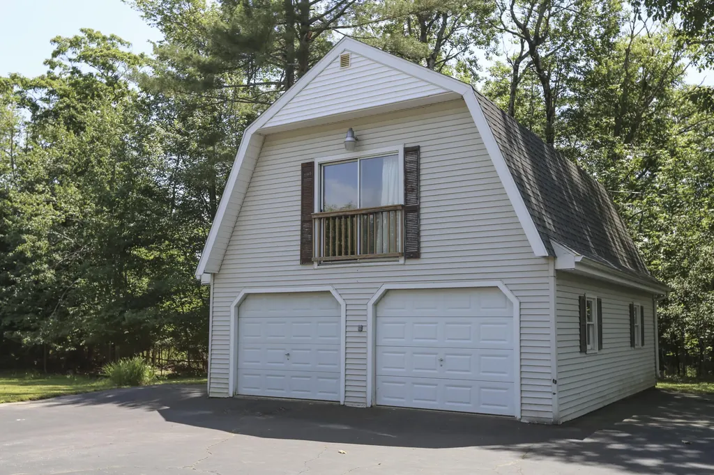 16 W Side Drive Verona Island ME 04416