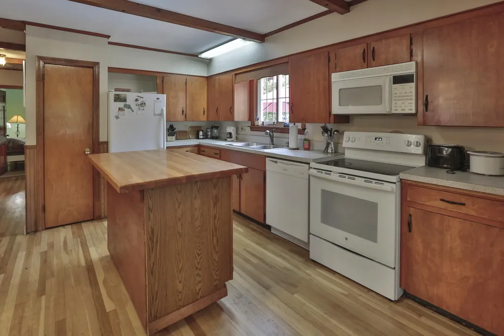 16 W Side Drive Verona Island ME 04416