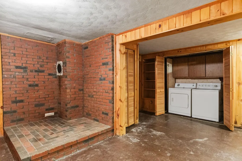6 Bishop Road Poland ME 04274