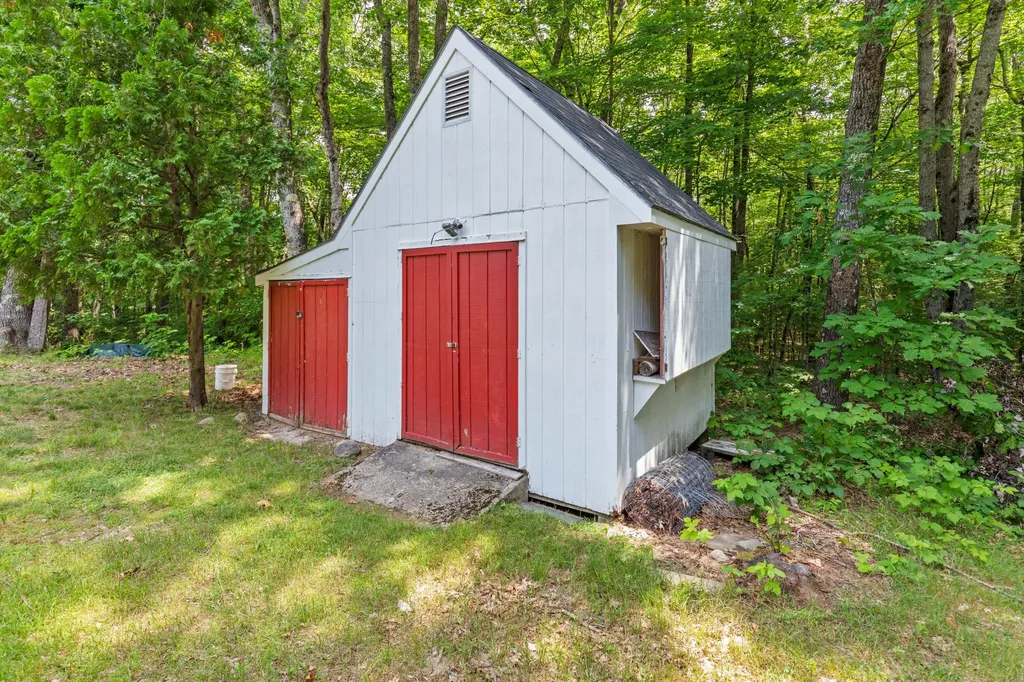 6 Bishop Road Poland ME 04274