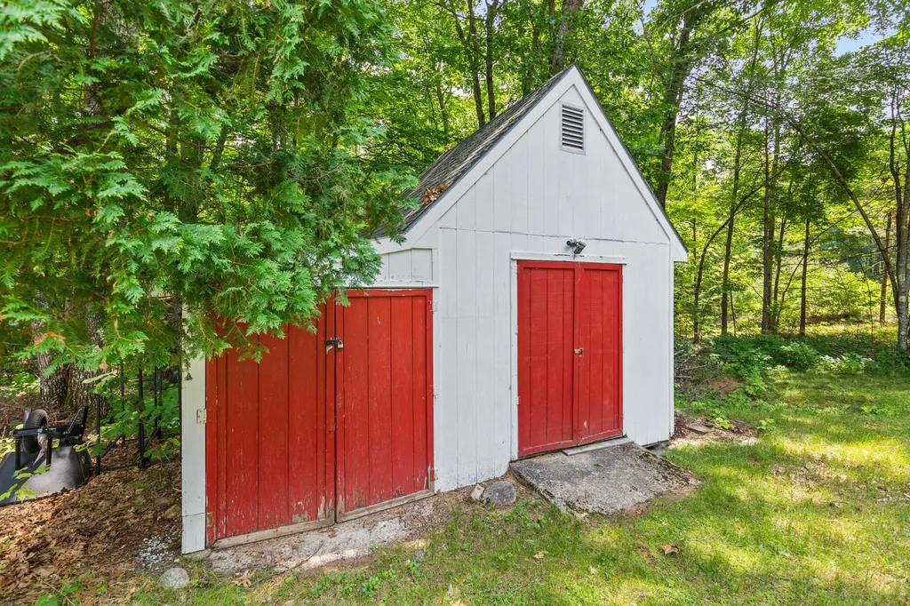 6 Bishop Road Poland ME 04274
