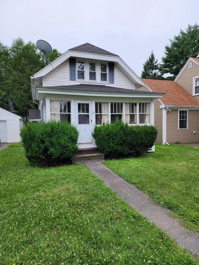 22 Amesbury Street Rockland ME 04841