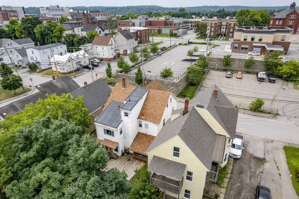 203 Oak Street Lewiston ME 04240