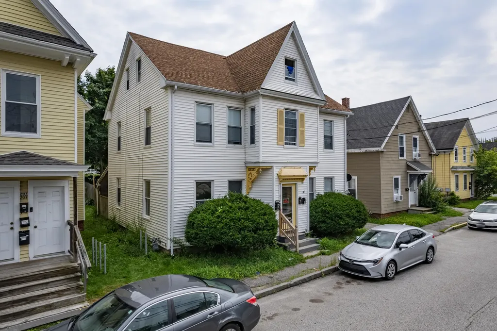 203 Oak Street Lewiston ME 04240