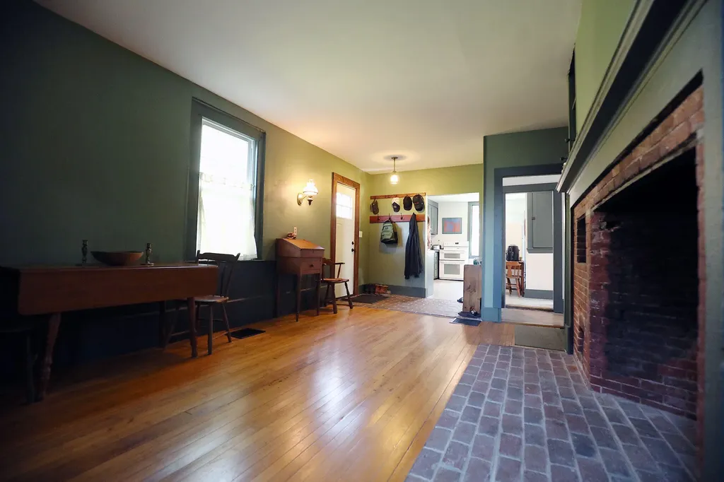 2 Hubbard Lane Hallowell ME 04347