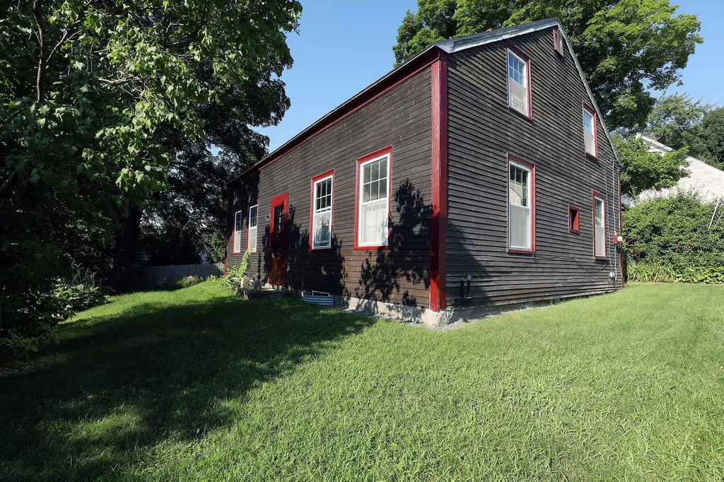 2 Hubbard Lane Hallowell ME 04347
