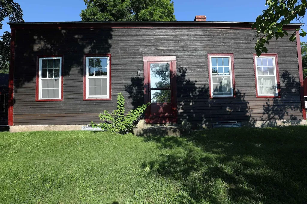 2 Hubbard Lane Hallowell ME 04347