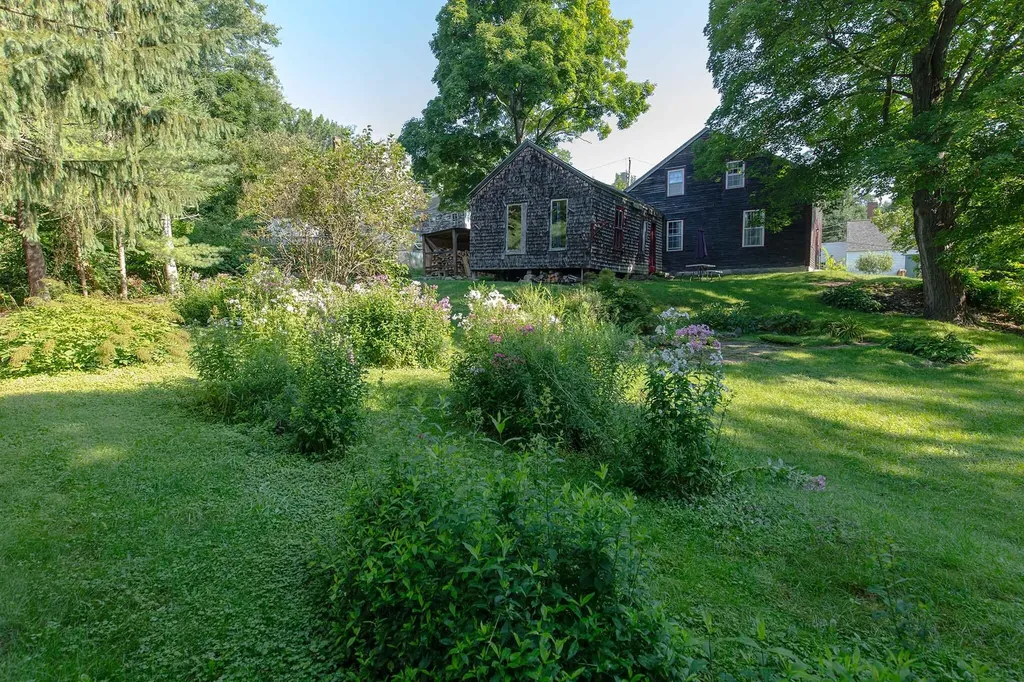 2 Hubbard Lane Hallowell ME 04347