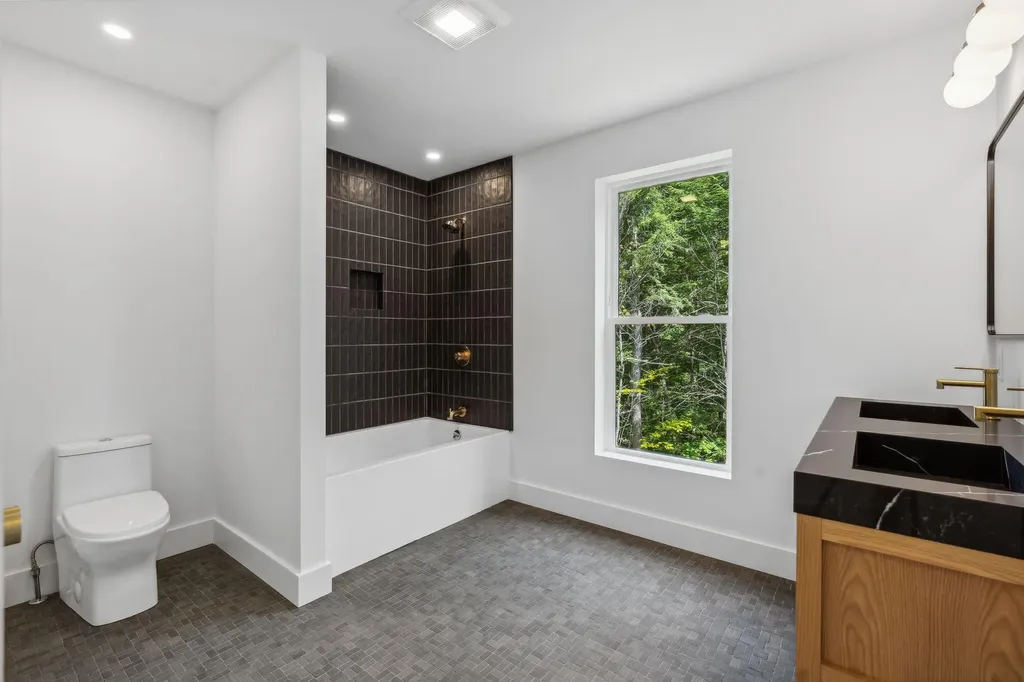12 New Minnot Way Falmouth ME 04105