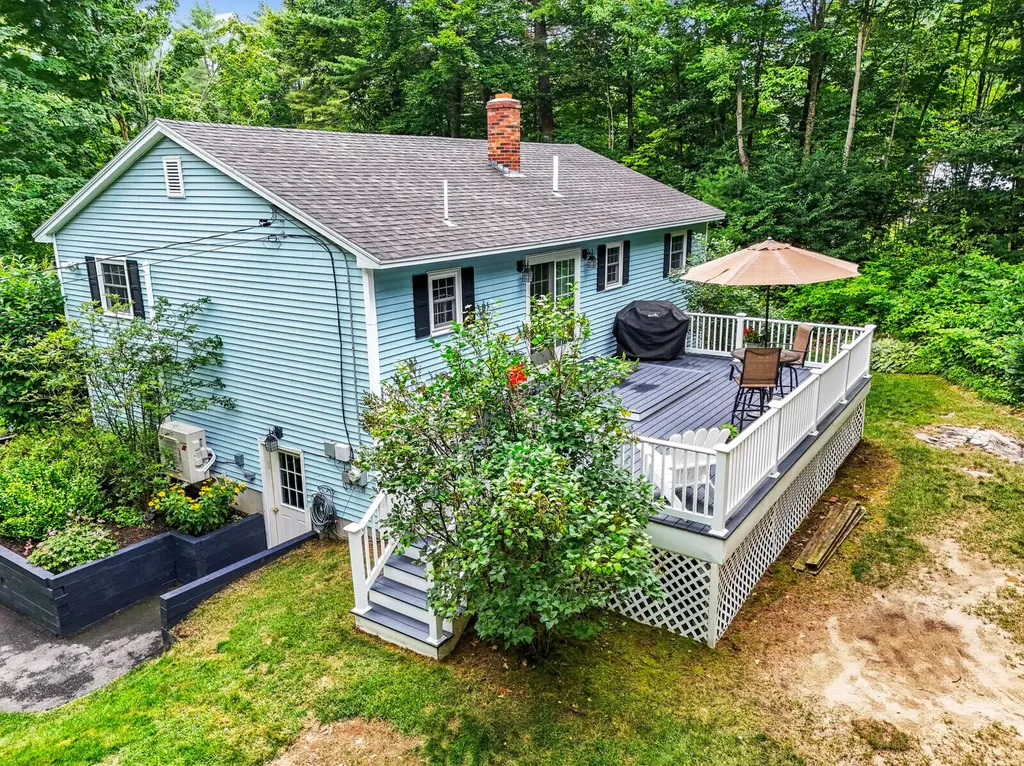 27 Hallet Street Chelsea ME 04330
