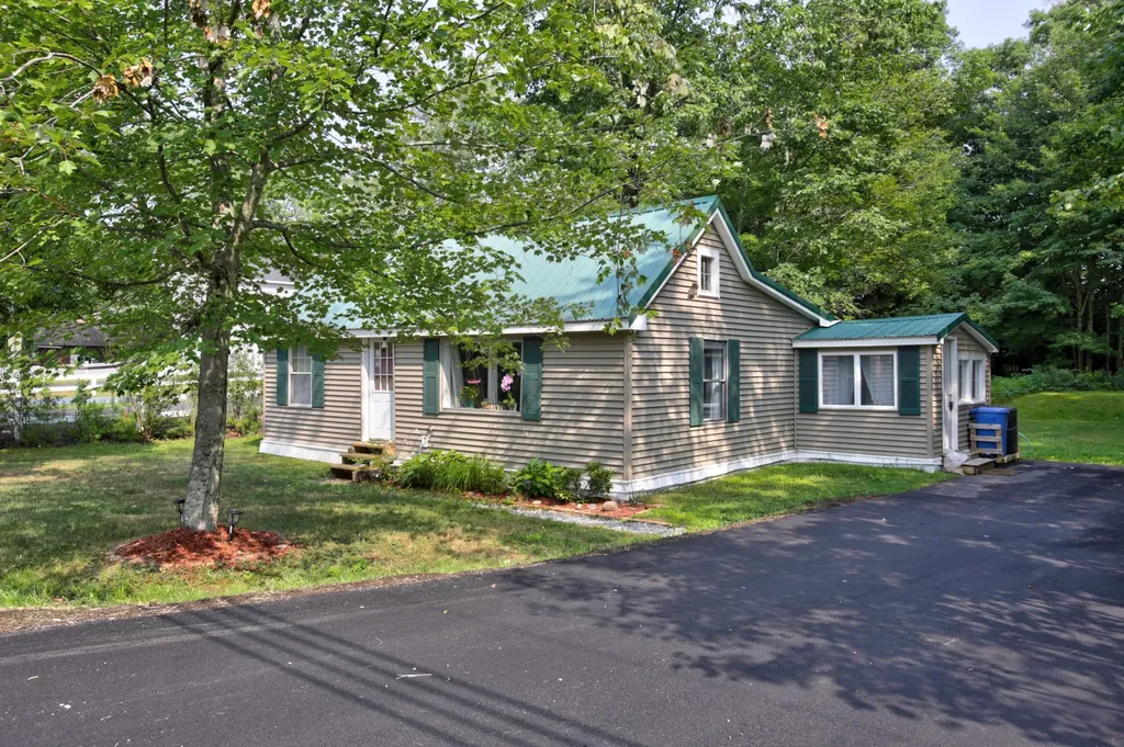 208 Narragansett Street Gorham ME 04038