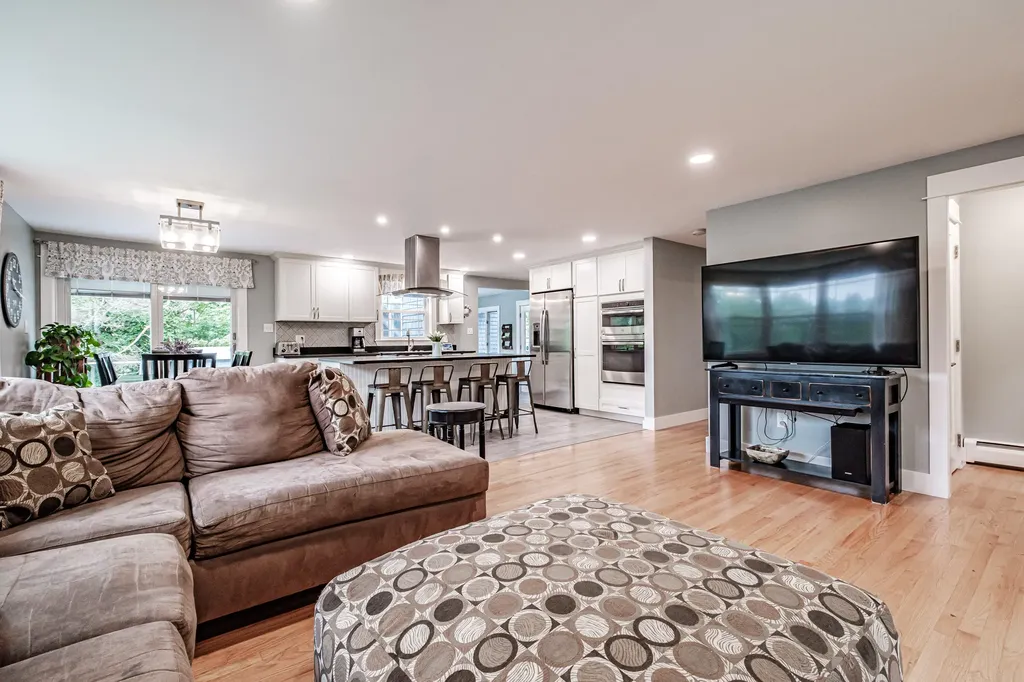 5 Woodward Lane Falmouth ME 04105