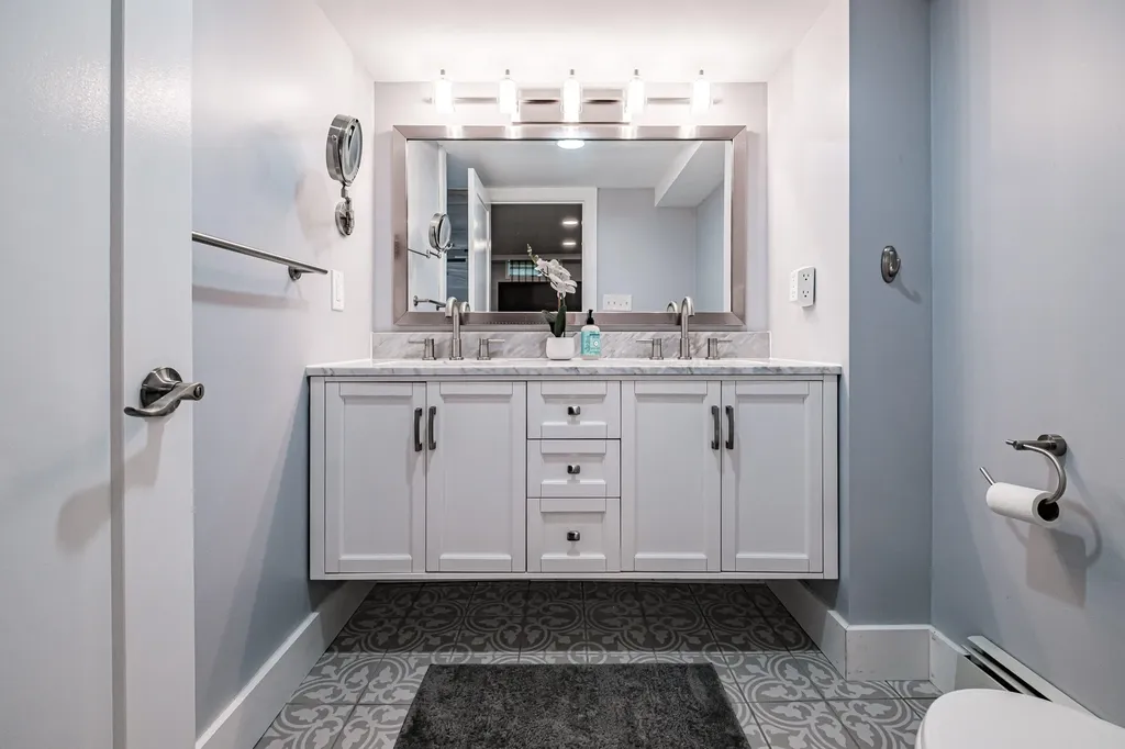 5 Woodward Lane Falmouth ME 04105
