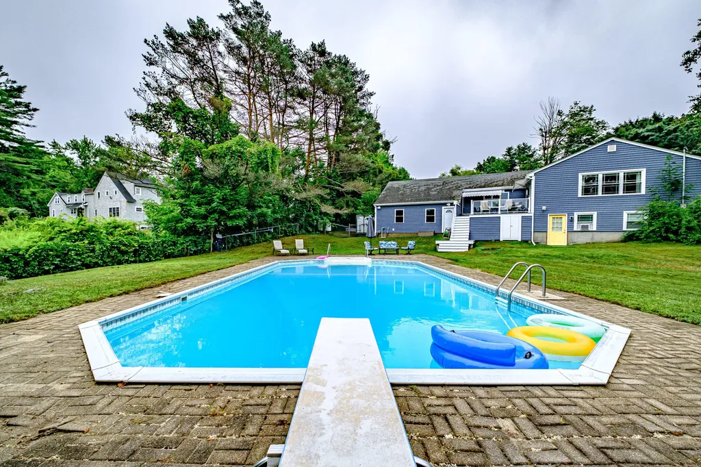 5 Woodward Lane Falmouth ME 04105