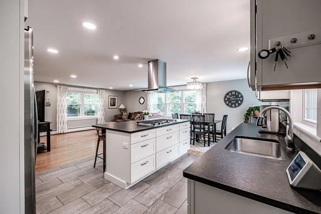 5 Woodward Lane Falmouth ME 04105