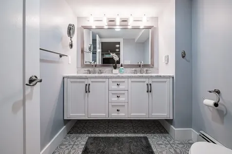 5 Woodward Lane Falmouth ME 04105