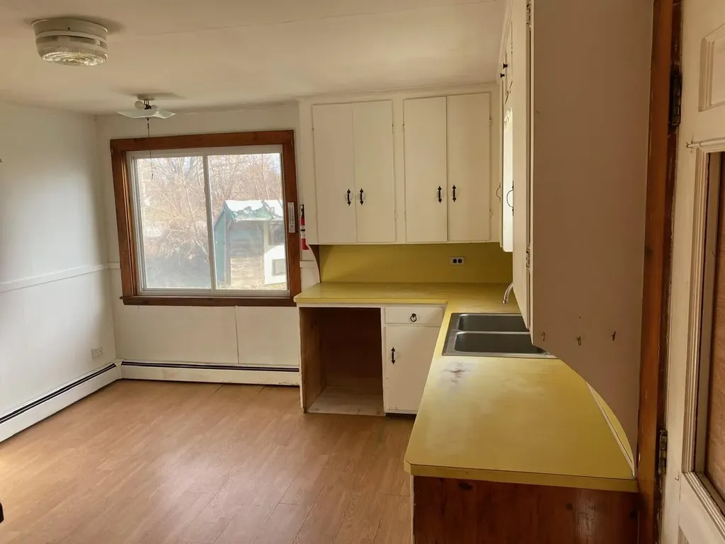 21 Booker Street Thomaston ME 04861