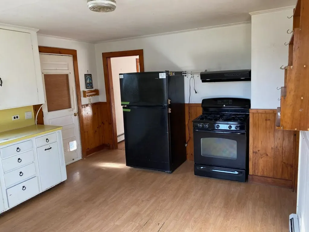 21 Booker Street Thomaston ME 04861