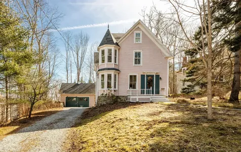 10 Chestnut Hill Street Camden ME 04843