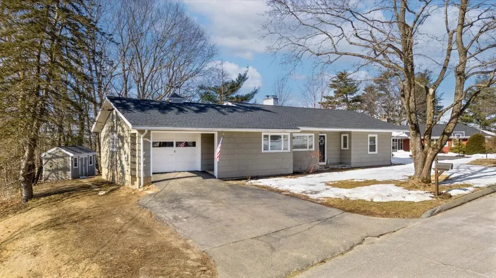 21 Delcliffe Lane Lewiston ME 04240