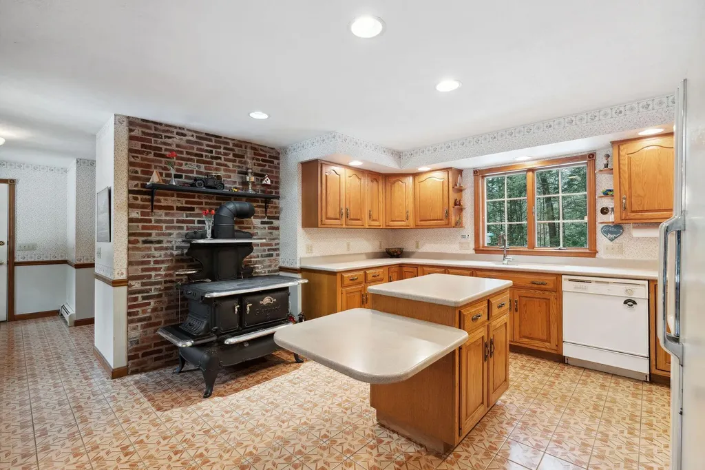 28 Coombs Road Topsham ME 04086