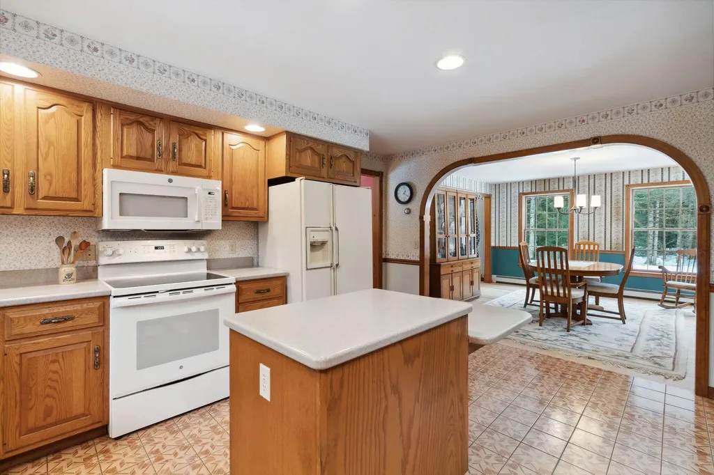 28 Coombs Road Topsham ME 04086