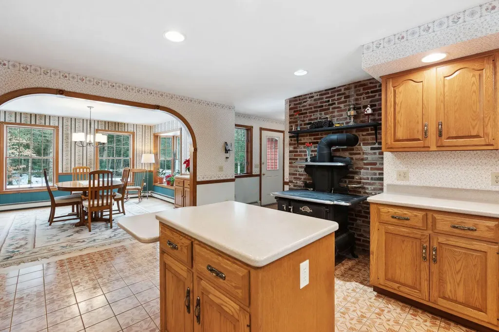 28 Coombs Road Topsham ME 04086