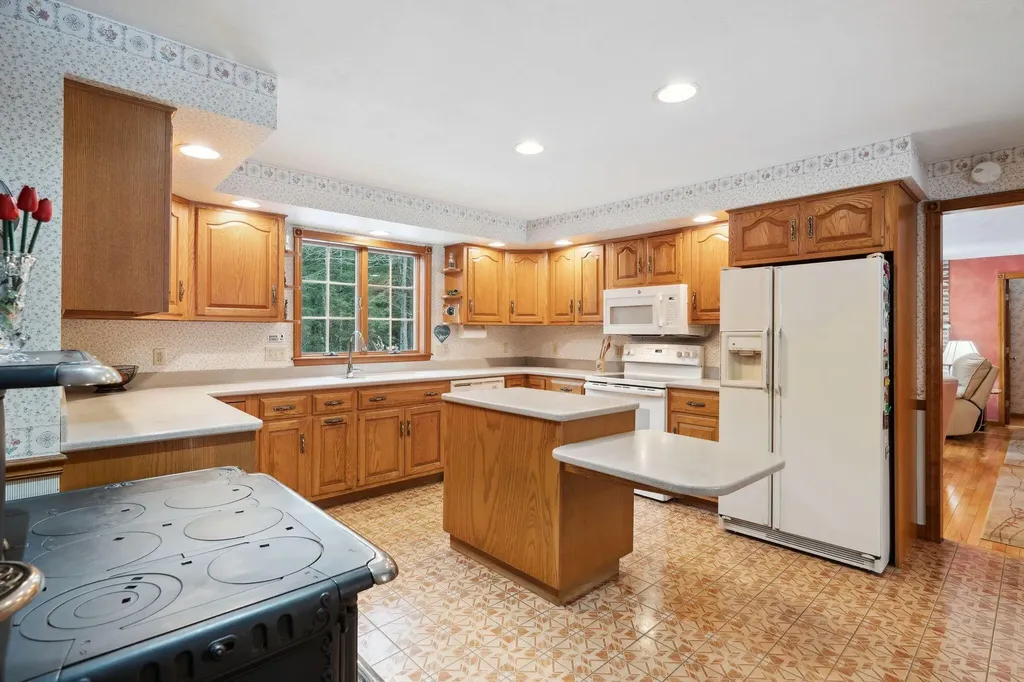 28 Coombs Road Topsham ME 04086