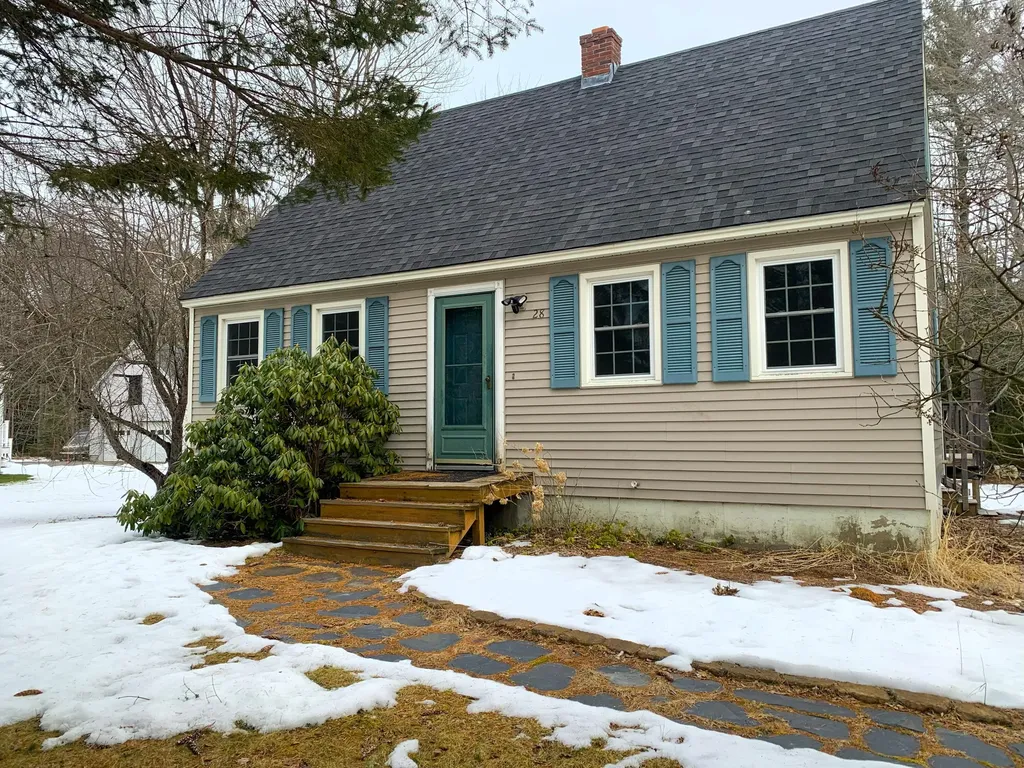 28 Ruth Avenue Hampden ME 04444