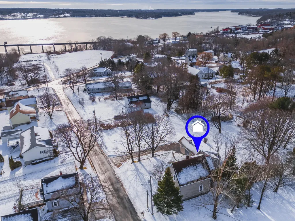 33 Roxbury Street Thomaston ME 04861