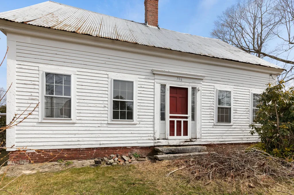 706 River Road Buxton ME 04093