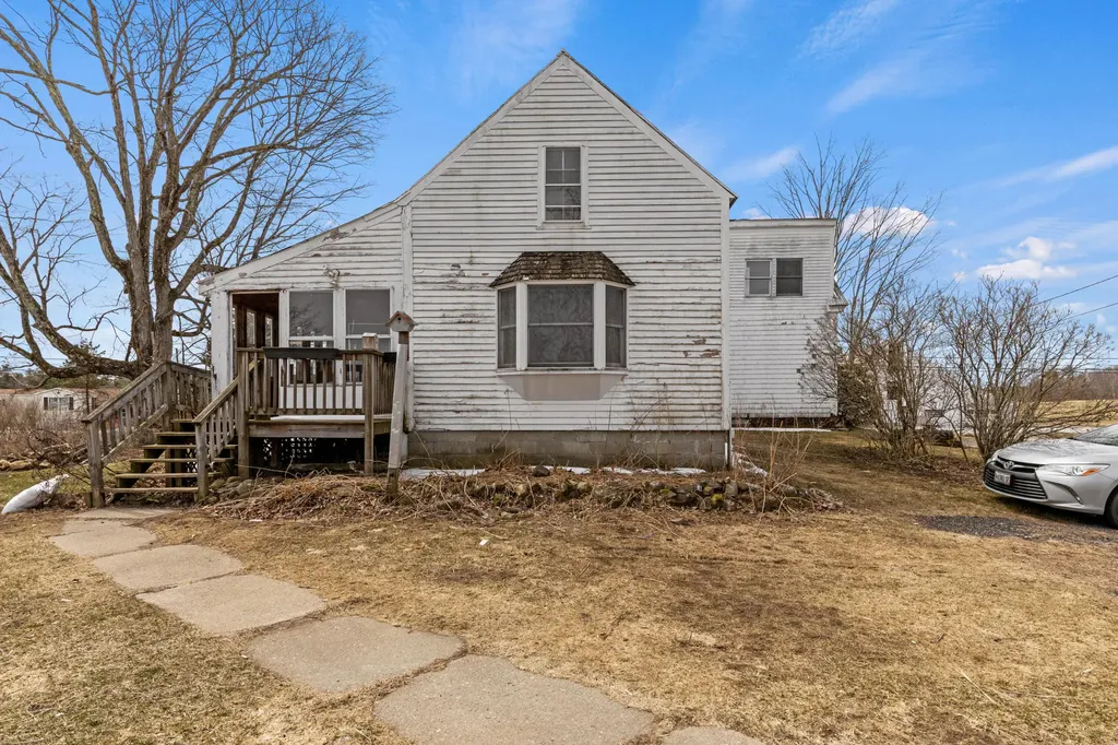 706 River Road Buxton ME 04093