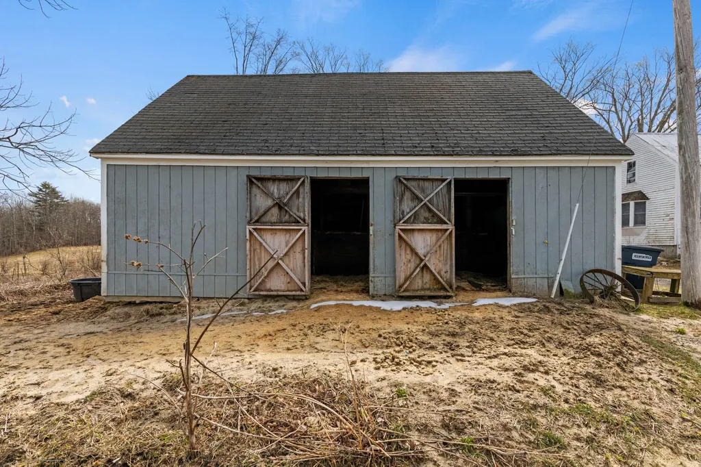 706 River Road Buxton ME 04093