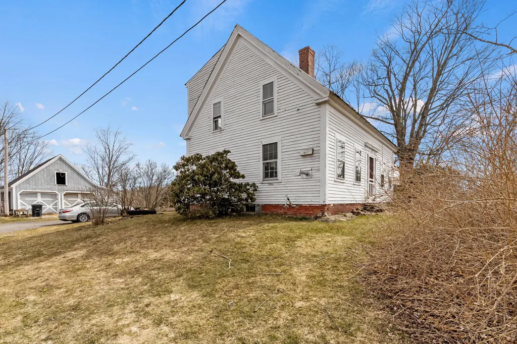 706 River Road Buxton ME 04093
